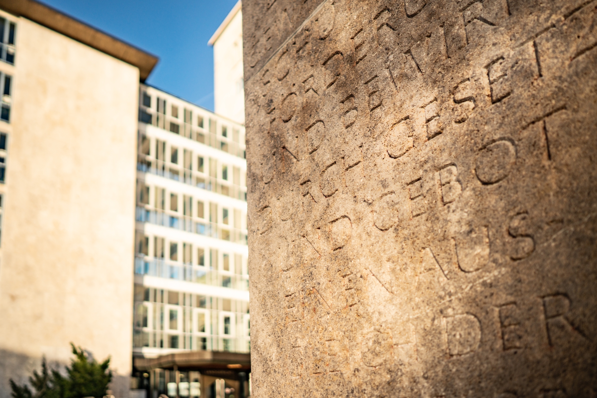 Bild zeigt Eingangsbereich des Landgerichts Stuttgart